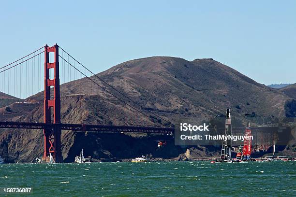 Americas Cup Nz Gegen Usa Mit Blick Auf Die Golden Gate Bridge Stockfoto und mehr Bilder von America's Cup