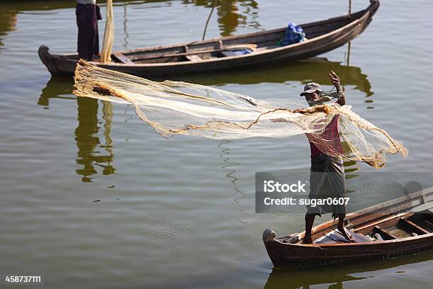 Photo libre de droit de Pêcheur Avec Filets De Pêche En Birmanie banque d'images et plus d'images libres de droit de Adulte - Adulte, Agriculture, Aliment