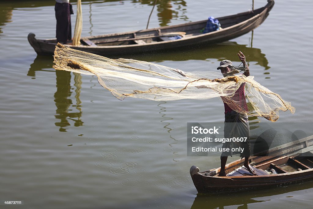 Rybak połowów z sieci w Myanmar - Zbiór zdjęć royalty-free (Akwakultura)