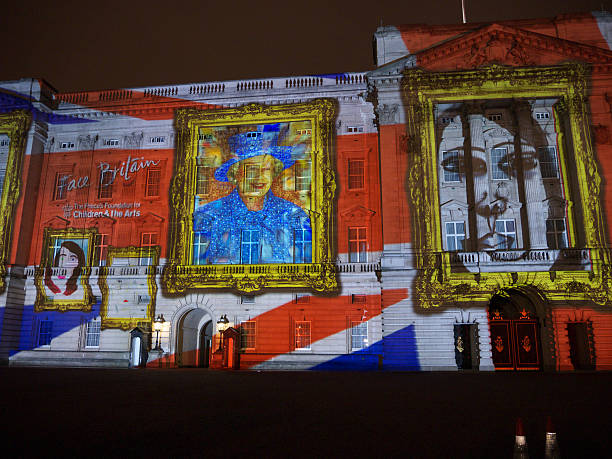 O Palácio de Buckingham a projeção de retratos - foto de acervo