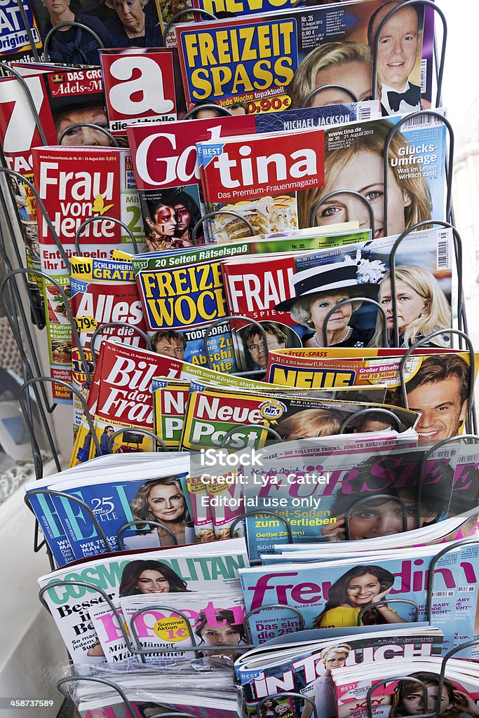 Stapel von Frauen Zeitschriften - Lizenzfrei Deutschland Stock-Foto