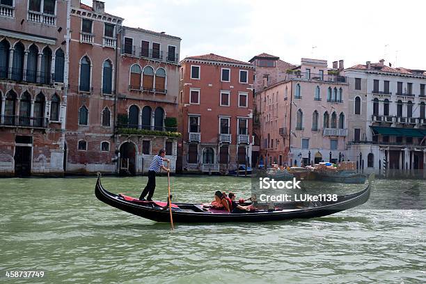 Góndola Foto de stock y más banco de imágenes de Agua - Agua, Barco de pasajeros, Canal - Corriente de agua