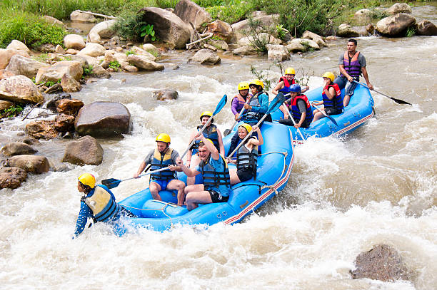 rafting em phang nga, tailândia - rafting thailand river inflatable raft - fotografias e filmes do acervo