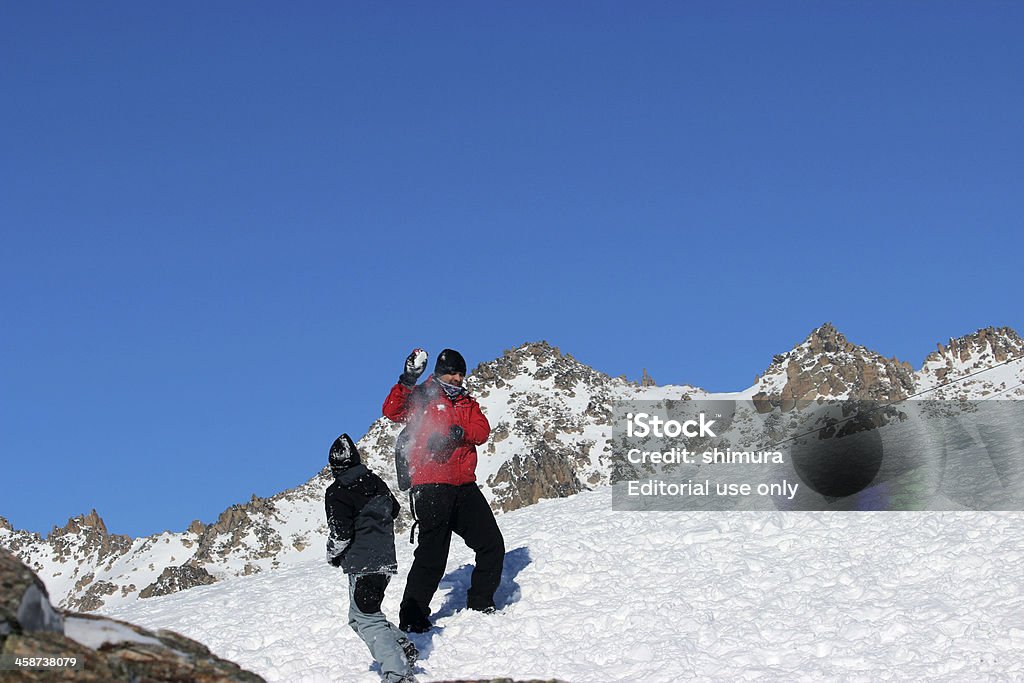 父と息子が遊びに雪でアンデス山脈 2 - めがねのロイヤリティフリーストックフォト