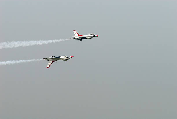 thunderbirds (da força aérea dos eua) - fighter plane airplane teamwork air force - fotografias e filmes do acervo