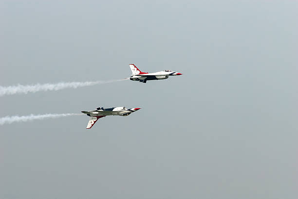 thunderbirds (da força aérea dos eua) - fighter plane airplane teamwork air force - fotografias e filmes do acervo