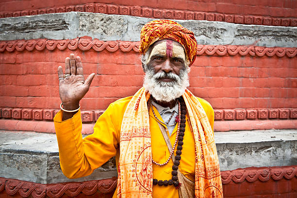 shaiva sadhu poszukuje proszalny na pashupatinath temple w kathmandu. - india sadhu nepalese culture nepal zdjęcia i obrazy z banku zdjęć