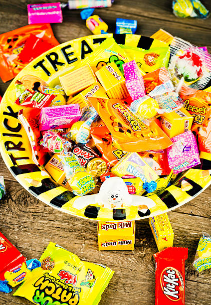 хэллоуин конфеты в игра угощ�ай или пожалеешь чаша - sweetarts стоковые фото и изображения