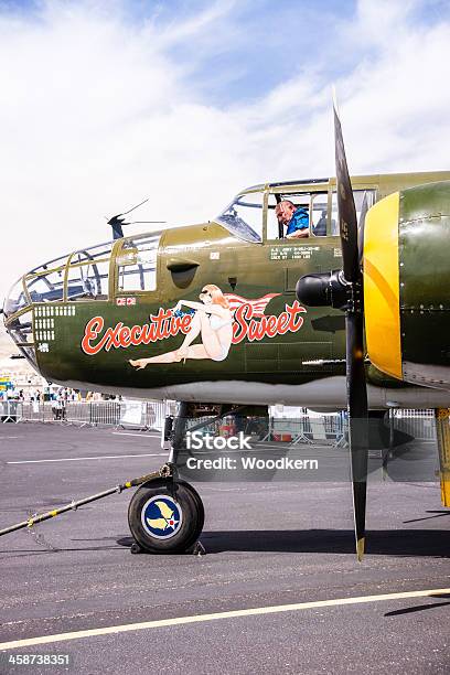 B 25 Mitchell Aviador En El Haber Aterrizado Foto de stock y más banco de imágenes de Segunda Guerra Mundial - Segunda Guerra Mundial, 1940-1949, Ametralladora