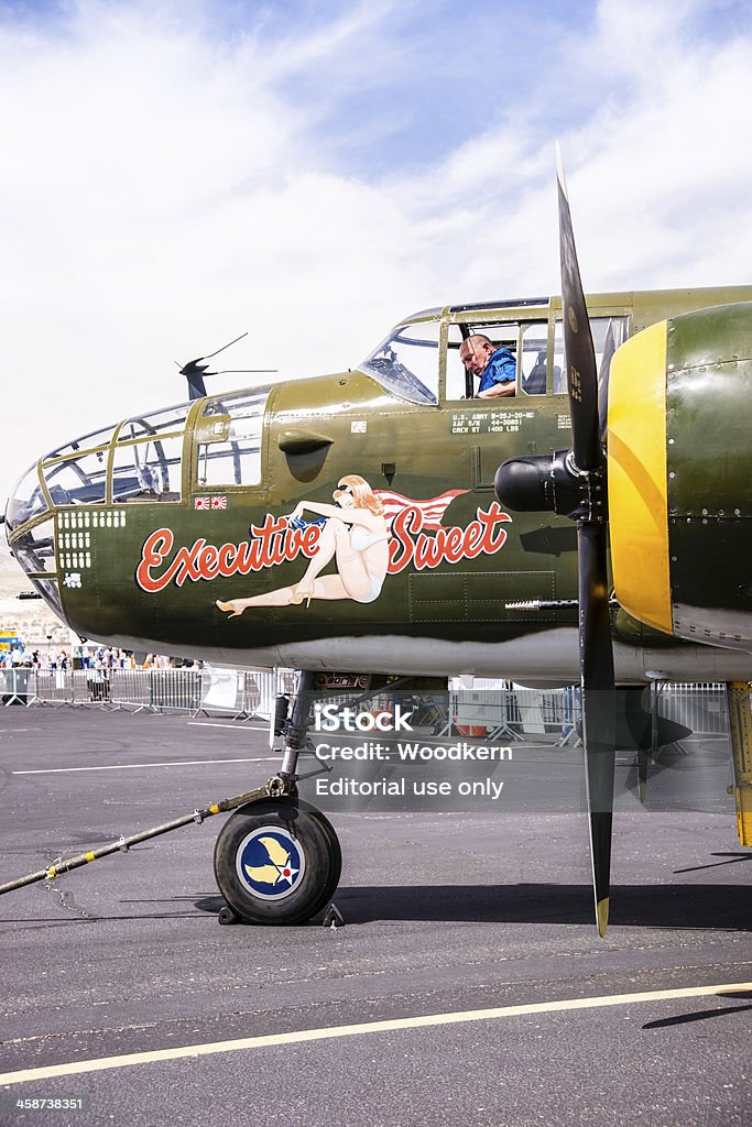 B - 25 Mitchell Bomber in asfalto - Foto stock royalty-free di Seconda Guerra Mondiale