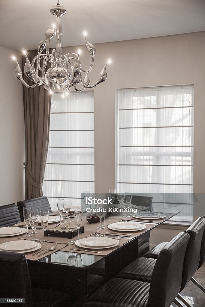 Sala de jantar com mobiliário moderno e Candelabro. - Royalty-free Aspiração Foto de stock