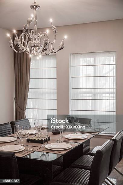 Sala De Jantar Com Mobiliário Moderno E Candelabro - Fotografias de stock e mais imagens de Aspiração