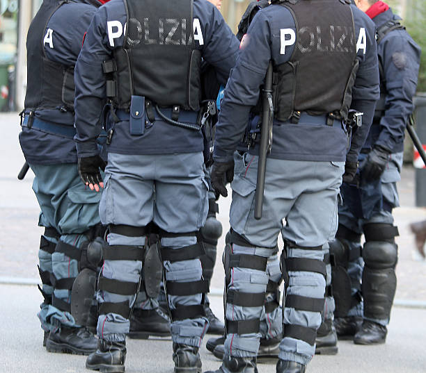 polizisten mit bullet-nachweis jacke und dem baton - bereitschaftspolizist stock-fotos und bilder