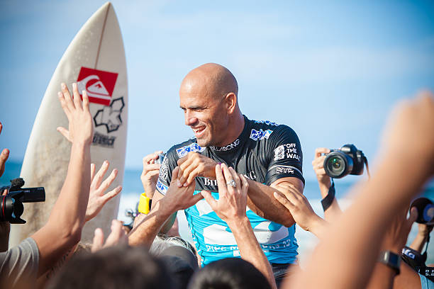 vencedor surfista kelly slater em bonzai canal no havaí - surfing sport extreme sports success - fotografias e filmes do acervo