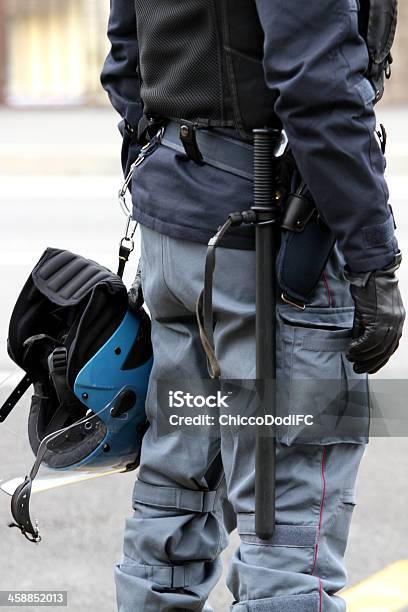 Photo libre de droit de Truncheon Casque De Police Avec Pistolet Et Menotte banque d'images et plus d'images libres de droit de Accident bénin