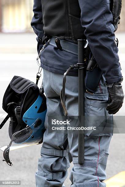 Truncheon Polícia Com Arma E Algemas Individuais Capacete - Fotografias de stock e mais imagens de Acidente - Conceito