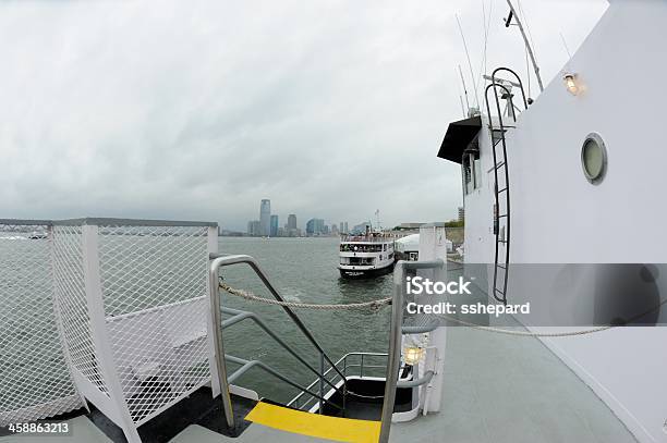 Statua Nave Da Crociera Ancorata Al Battery Park - Fotografie stock e altre immagini di Ambientazione esterna - Ambientazione esterna, Baia, Battery Park