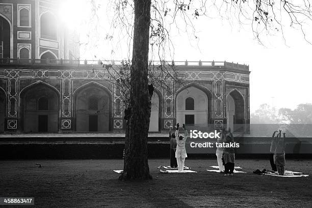 Yoga Alla Tomba Di Humayun Delhi India - Fotografie stock e altre immagini di Ambientazione esterna - Ambientazione esterna, Architettura, Arco - Architettura