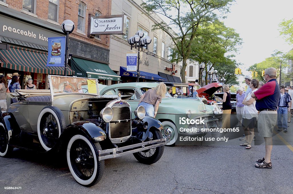 1928 Ford Modelo A Deluxe 2d e 1950 Chevrolet - Royalty-free Chevrolet Foto de stock