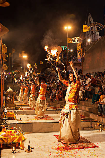 ganga aarti rituel - india brahmin hinduism tourism photos et images de collection