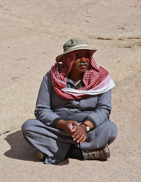 guia de local - headscarf islam senior adult east imagens e fotografias de stock