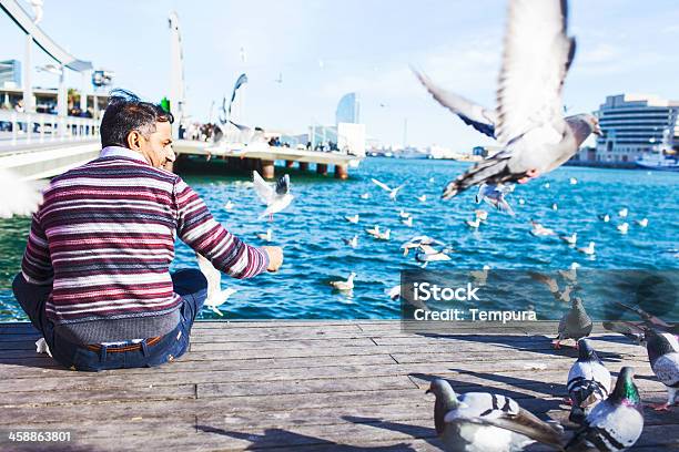Кормить Pigeons — стоковые фотографии и другие картинки Port Vell - Port Vell, Барселона - Испания, Большой город