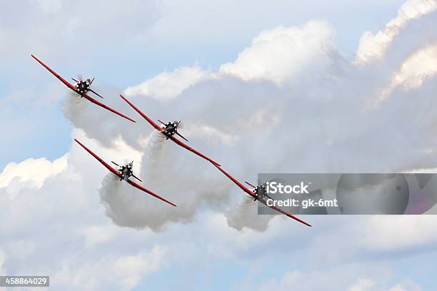 Photo libre de droit de Acrobatique Équipe Joue À Oshkosh Airventure 2013 banque d'images et plus d'images libres de droit de Oshkosh - Oshkosh, Avion, Vol en escadron