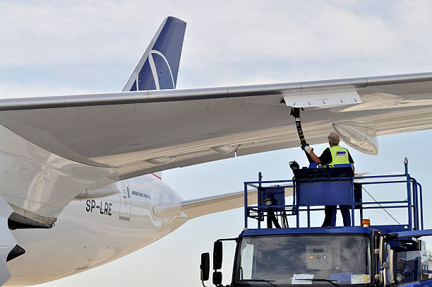 tanken sie ein flugzeug - refueling truck gasoline fuel pump stock-fotos und bilder