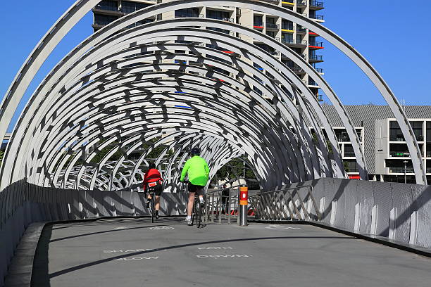 ciclisti webb ponte di melbourne - webb foto e immagini stock