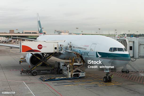 Cathay Pacific Airways Boeing 777200 - Fotografie stock e altre immagini di Aereo di linea - Aereo di linea, Aeroplano, Aeroporto