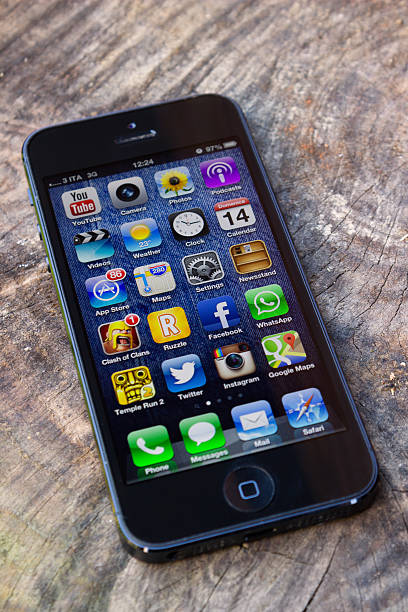 novo apple iphone 5 - ruzzle - fotografias e filmes do acervo