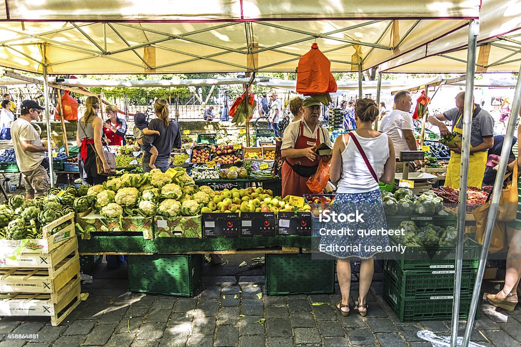 週次市場/Kollwitzmarkt ベルリン - レタスのロイヤリティフリーストックフォト