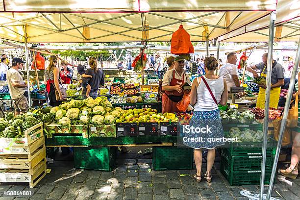 週次市場kollwitzmarkt ベルリン - レタスのストックフォトや画像を多数ご用意 - レタス, 商売場所 市場, 20代