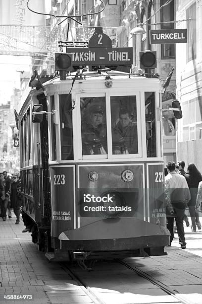 Historische Straßenbahn In Istanbul Stockfoto und mehr Bilder von Aktivitäten und Sport - Aktivitäten und Sport, Architektur, Außenaufnahme von Gebäuden