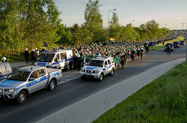 les fans de football - football police officer crowd photos et images de collection