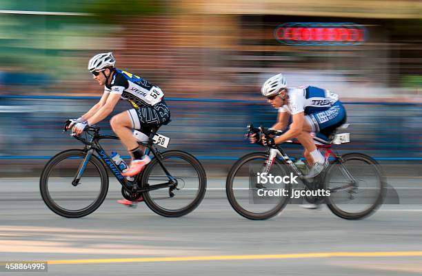Due Ciclisti Professionisti E Sfocatura Di Spettatori - Fotografie stock e altre immagini di Ambientazione esterna