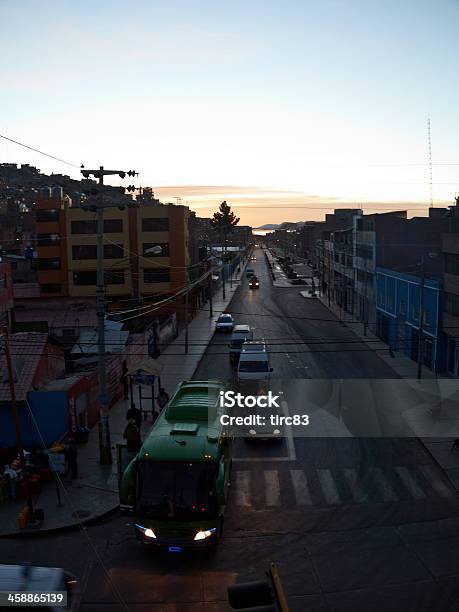 Urban Puesta De Sol En El Perú Foto de stock y más banco de imágenes de Aire libre - Aire libre, Autobús, Calle