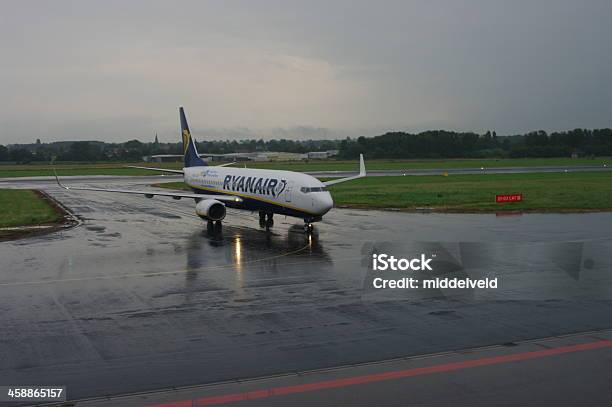 Ryanair Landing En Altas Clima Foto de stock y más banco de imágenes de Aeropuerto - Aeropuerto, Aeródromo, Agua