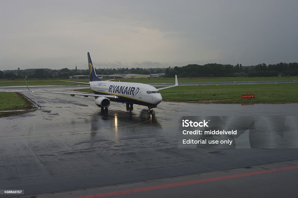 Ryanair a pousar em muito tempo - Royalty-free Aeroporto Foto de stock