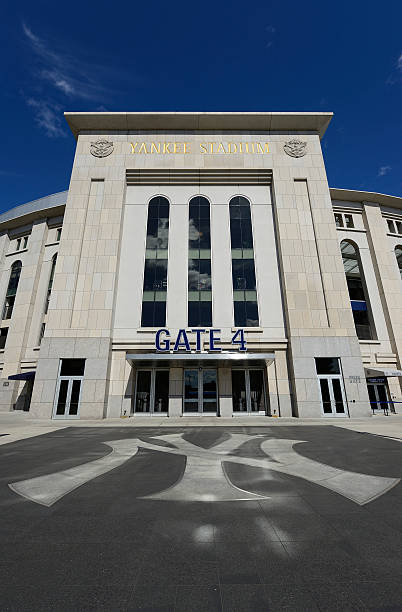 vue extérieure du yankee stadium - new york yankees photos et images de collection