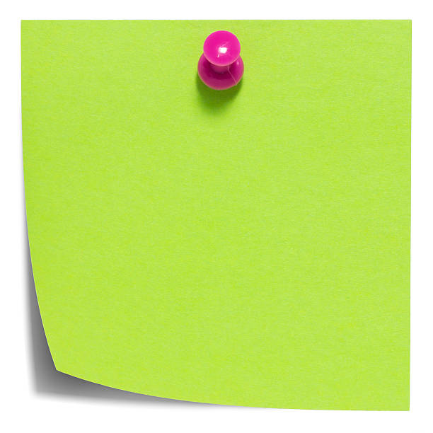 quadrato verde foglietto adesivo, con una rosa pin, isolato - reminder adhesive note note pad pink foto e immagini stock