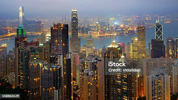 Foto de Cena De Noite Em Hong Kong e mais fotos de stock de Alto - Descrição Geral - Alto - Descrição Geral, Arquitetura, Arranha-céu