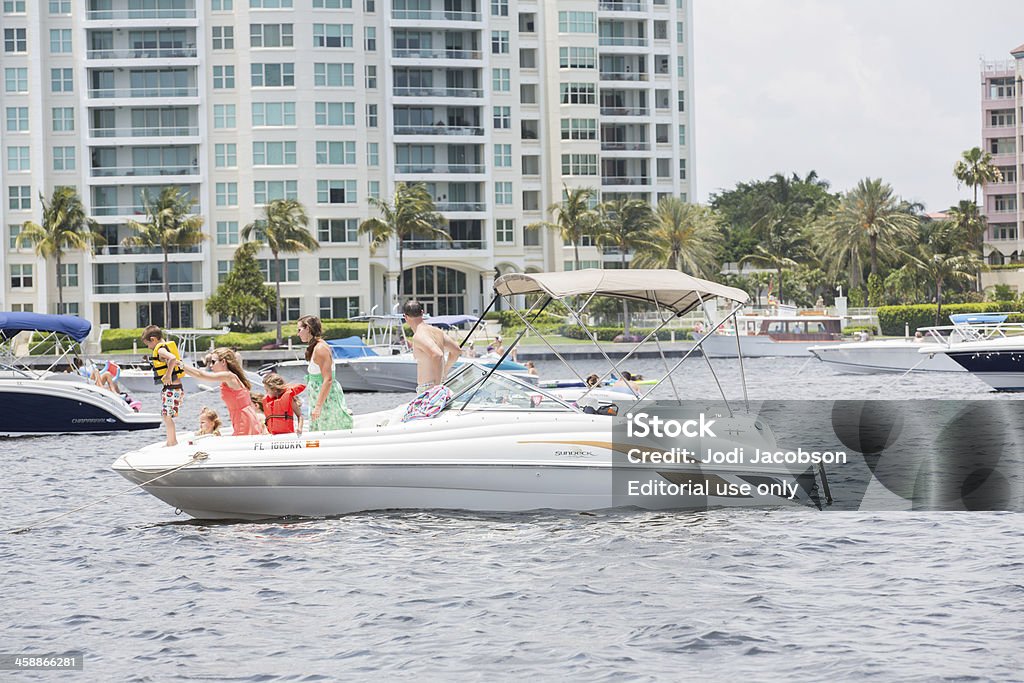 Amor Local: Passeios de barco no mar - Foto de stock de Ancorado royalty-free