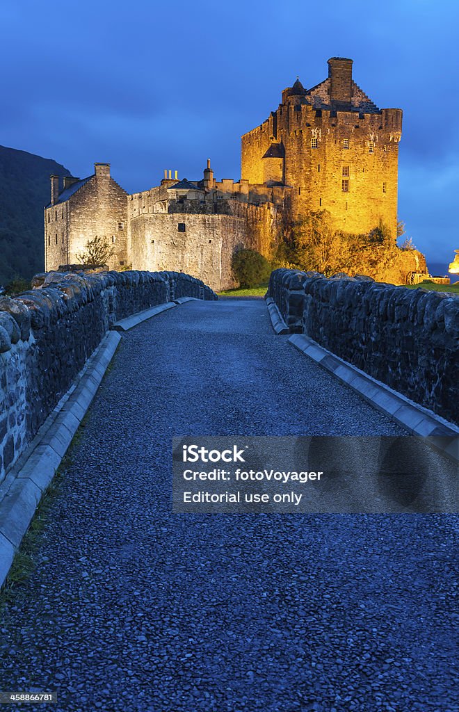 A Escócia Castelo Eilean Donan iluminado contra o azul anoitecer Highlands - Foto de stock de Castelo Eilean Donan royalty-free