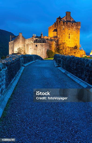 Foto de A Escócia Castelo Eilean Donan Iluminado Contra O Azul Anoitecer Highlands e mais fotos de stock de Castelo Eilean Donan