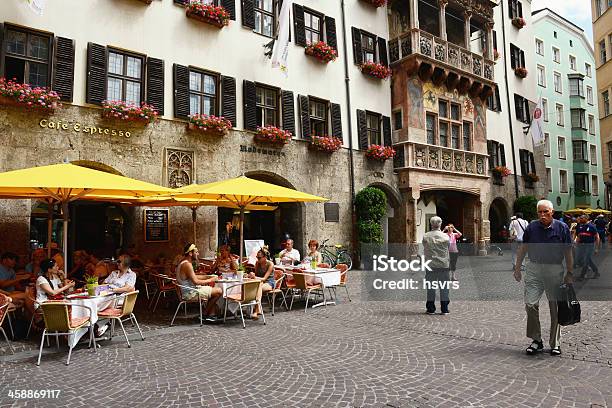 Foto de Cidade Velha De Innsbruck Casa Com Telhado De Ouro e mais fotos de stock de Alpes europeus - Alpes europeus, Arquitetura, Azul