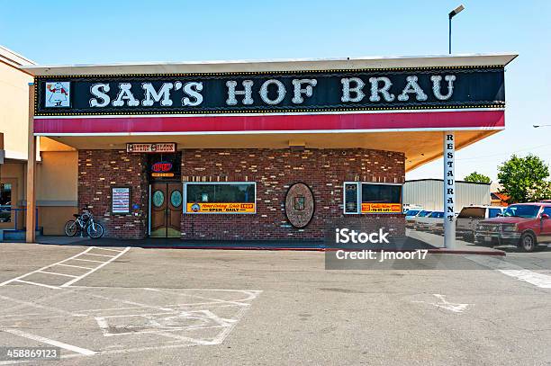 Hof Brau Sams — стоковые фотографии и другие картинки Автомобиль - Автомобиль, Автостоянка, Бар - питейное заведение