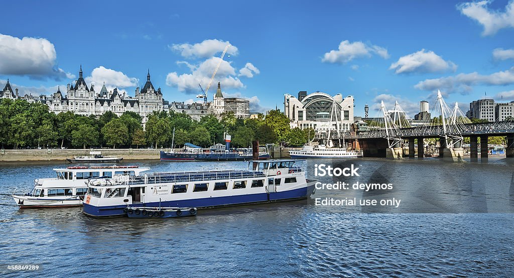 Schiff auf Themse nähern Hungerford Bridge, London - Lizenzfrei Bahngleis Stock-Foto
