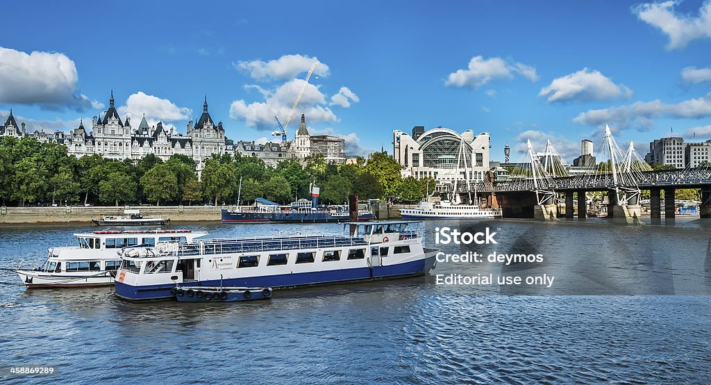 Expédier au bord de la Tamise à l'approche de Hungerford Bridge, Londres - Photo de Angleterre libre de droits