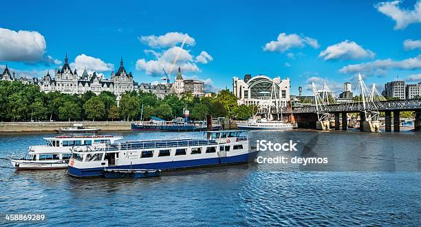 Nave Sul Fiume Tamigi Avvicinarsi Hungerford Bridge Londra - Fotografie stock e altre immagini di Acqua